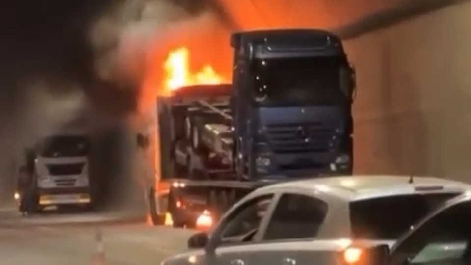 İstanbul'da tünelde TIR yangını!