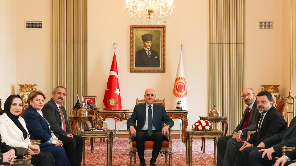 Gazetecilerin ailelerine gri pasaport talebi