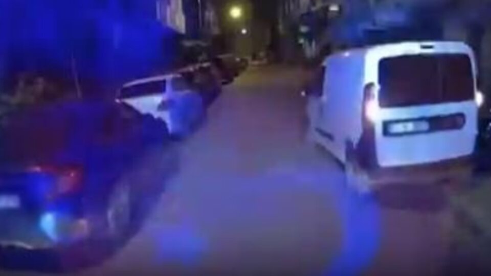 Hatalı park edilen araç, ambulansın geçişini engelledi