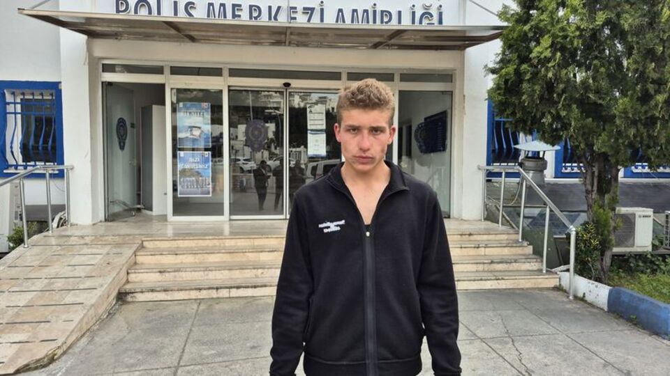 Çöpte 300 bin liralık altın buldu