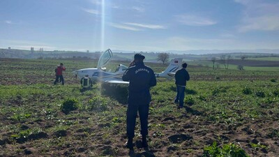 Eğitim uçağı tarlaya indi!