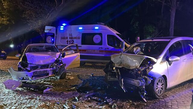 Otomobiller kafa kafaya çarpıştı: 4 yaralı
