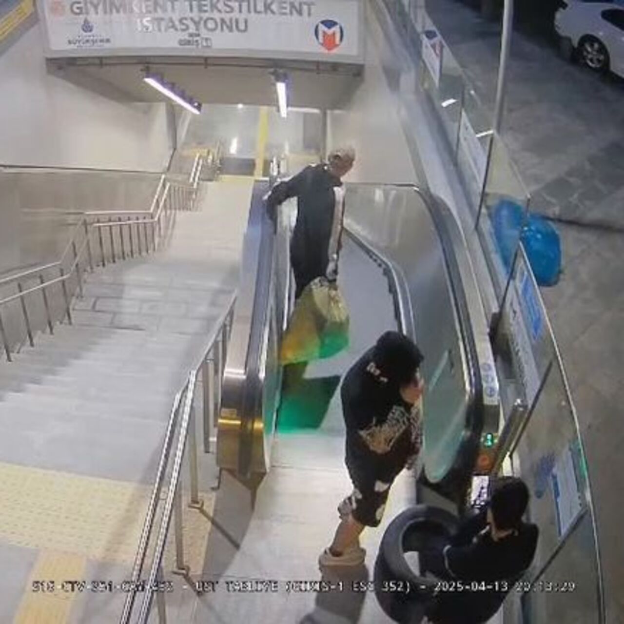 Metro istasyonuna çöp ve lastik attılar!
