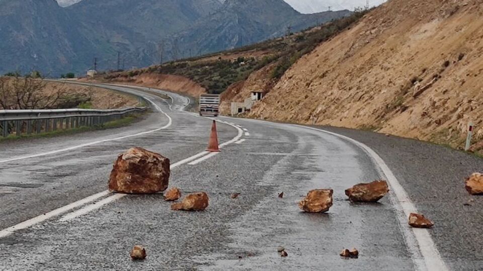 Siirt'te kaya parçaları yola düştü