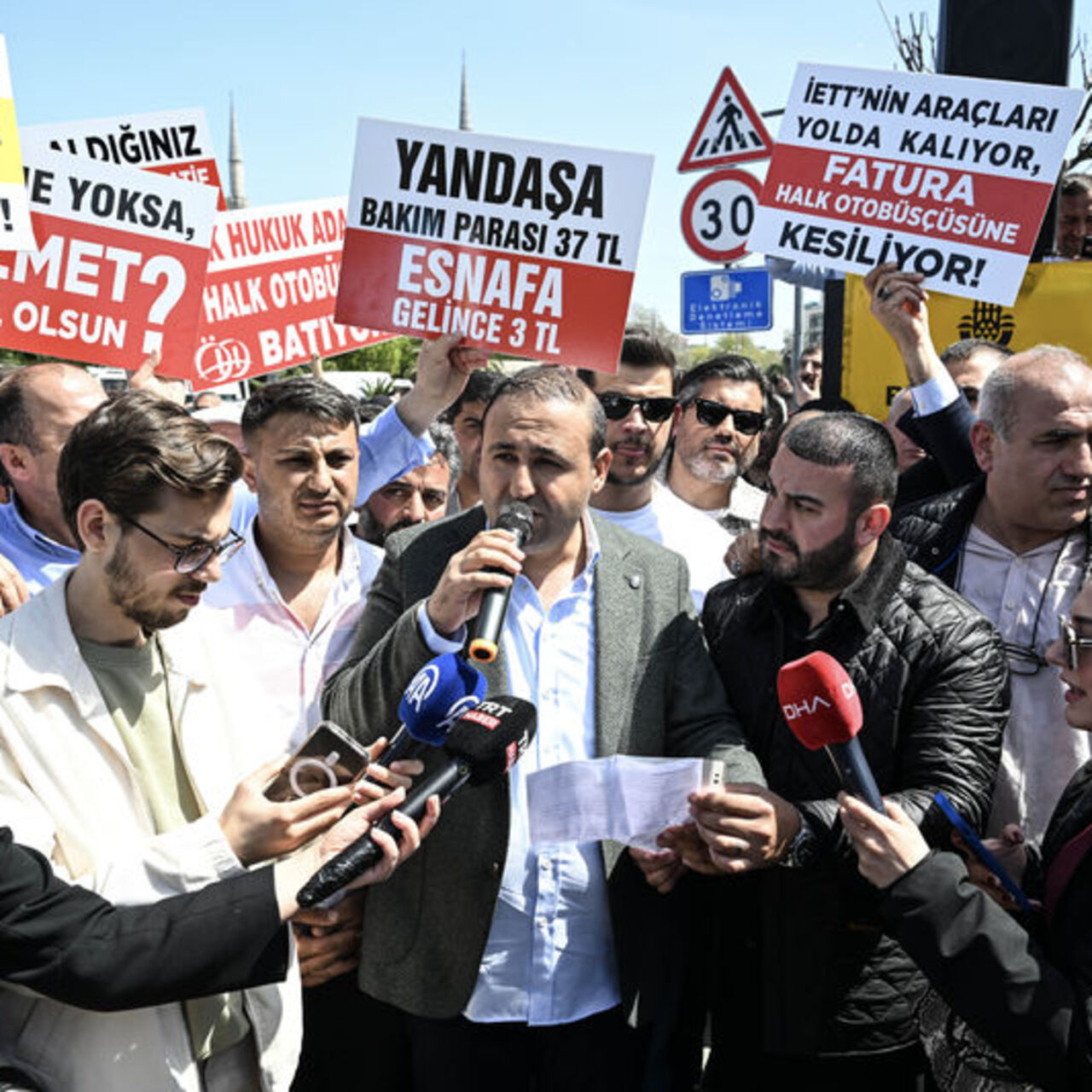 Özel halk otobüsü sahiplerinden İBB önünde eylem