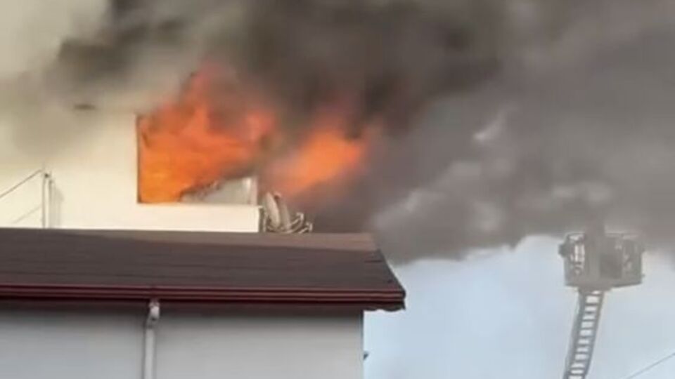 4 katlı binanın çatı katında yangın