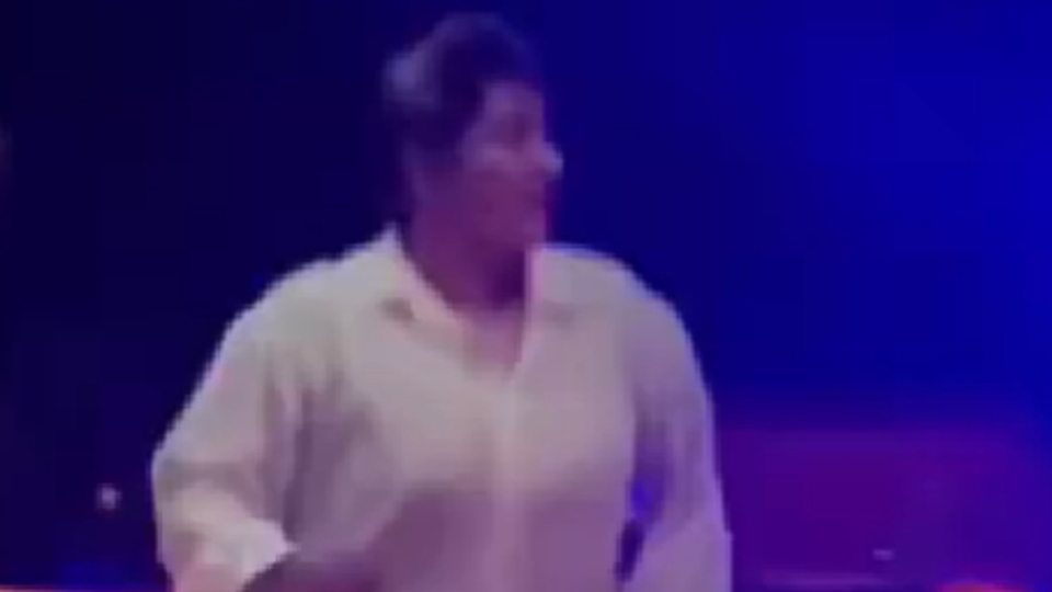 Sahnede sergilediği dans dikkat çekti