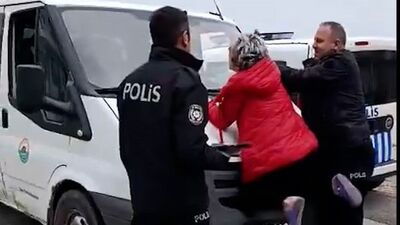 Belediye aracına çıkıp protesto etti