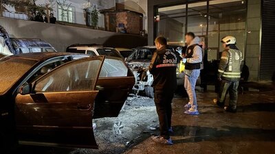 Park halindeki 6 araç alev alev yandı