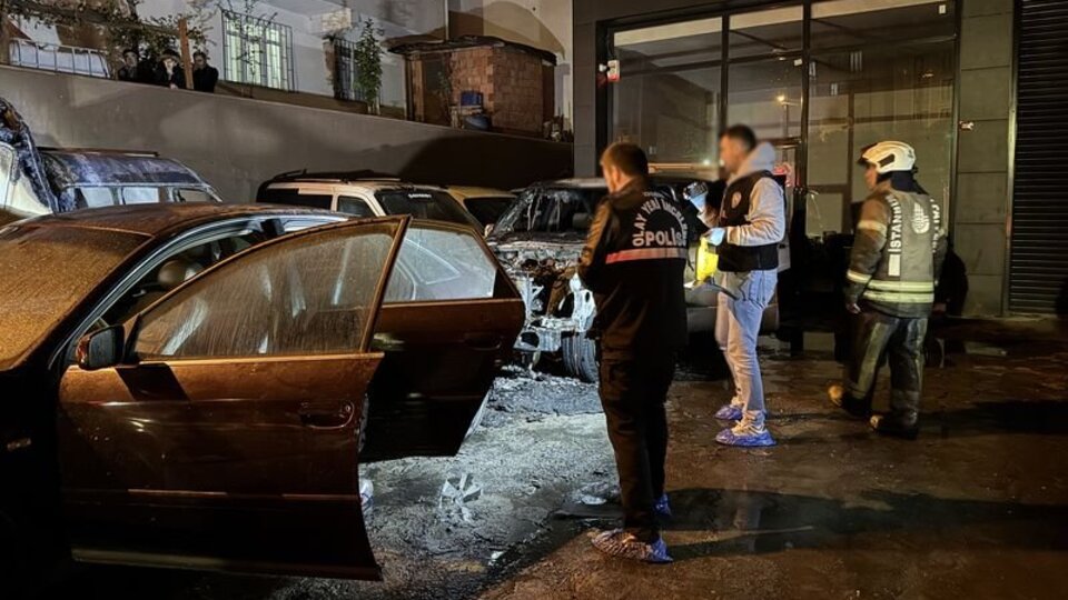 Park halindeki 6 araç alev alev yandı