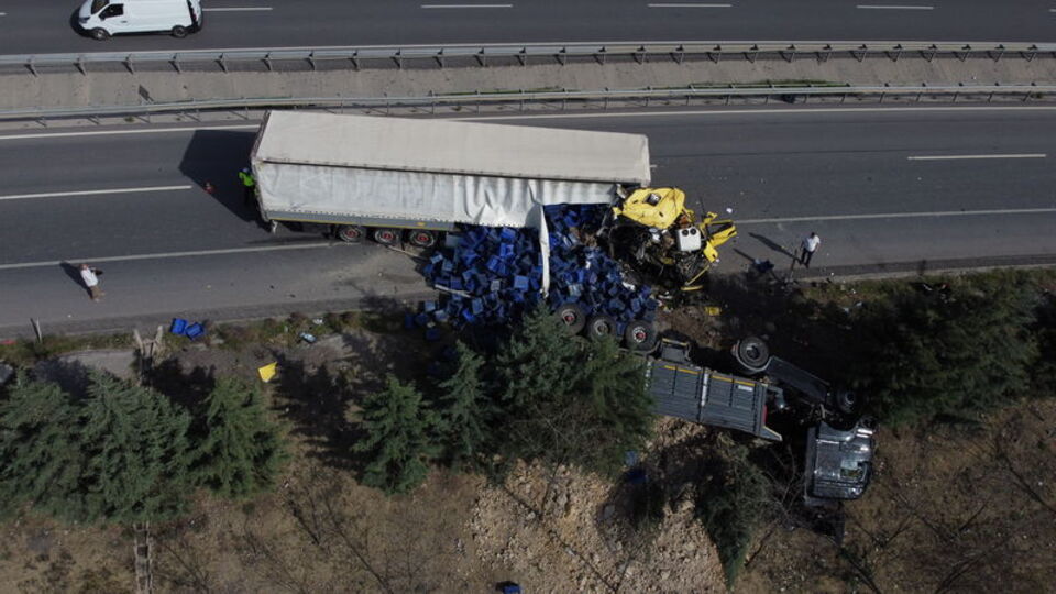 Bilecik'te iki TIR çarpıştı