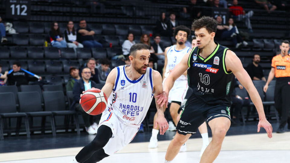 Anadolu Efes evinde mağlup!