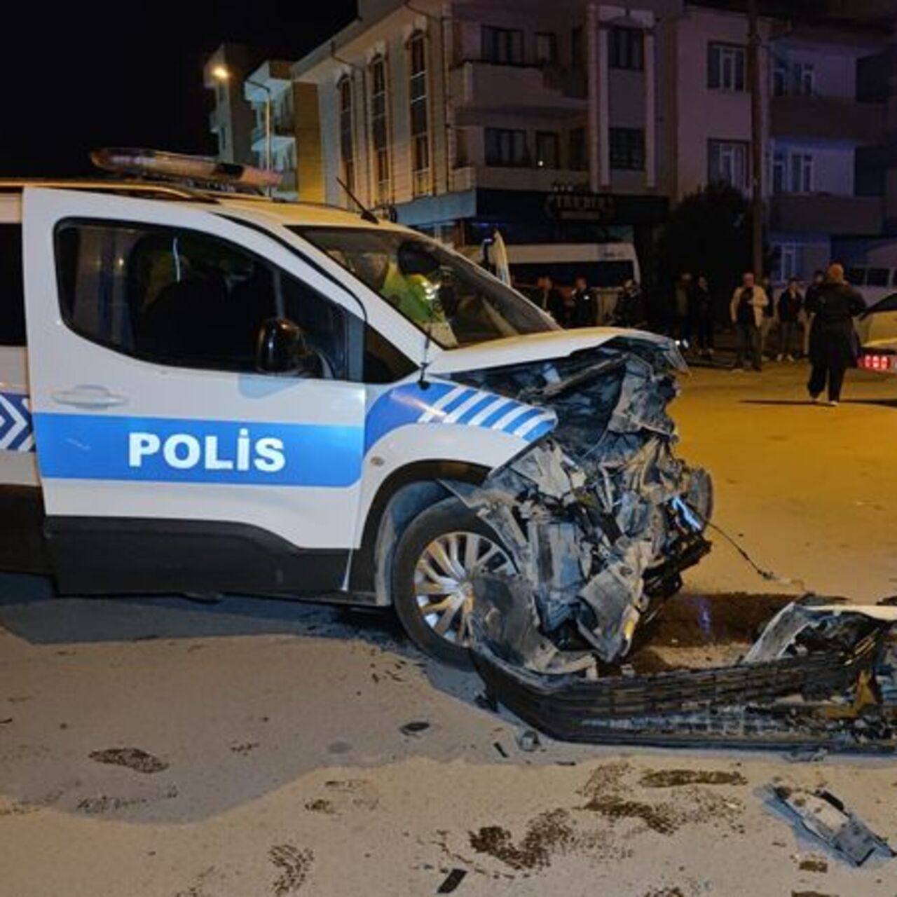 İnegöl'de trafik kazası: 2 polis memuru yaralandı