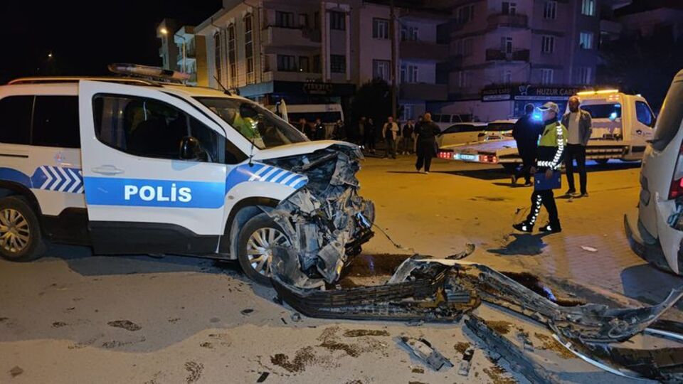 İnegöl'de trafik kazası: 2 polis memuru yaralandı