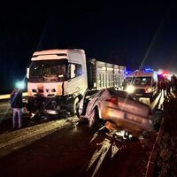 Adana'da otomobil, kamyonla çarpıştı: 1 ölü, 1 yaralı | Son dakika haberleri thumbnail