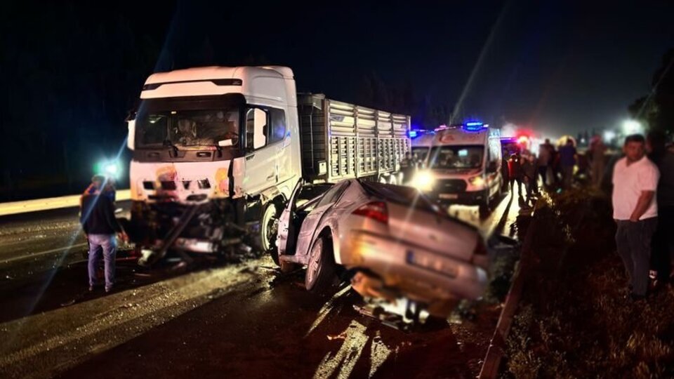 Otomobil, kamyonla çarpıştı: 1 ölü, 1 yaralı