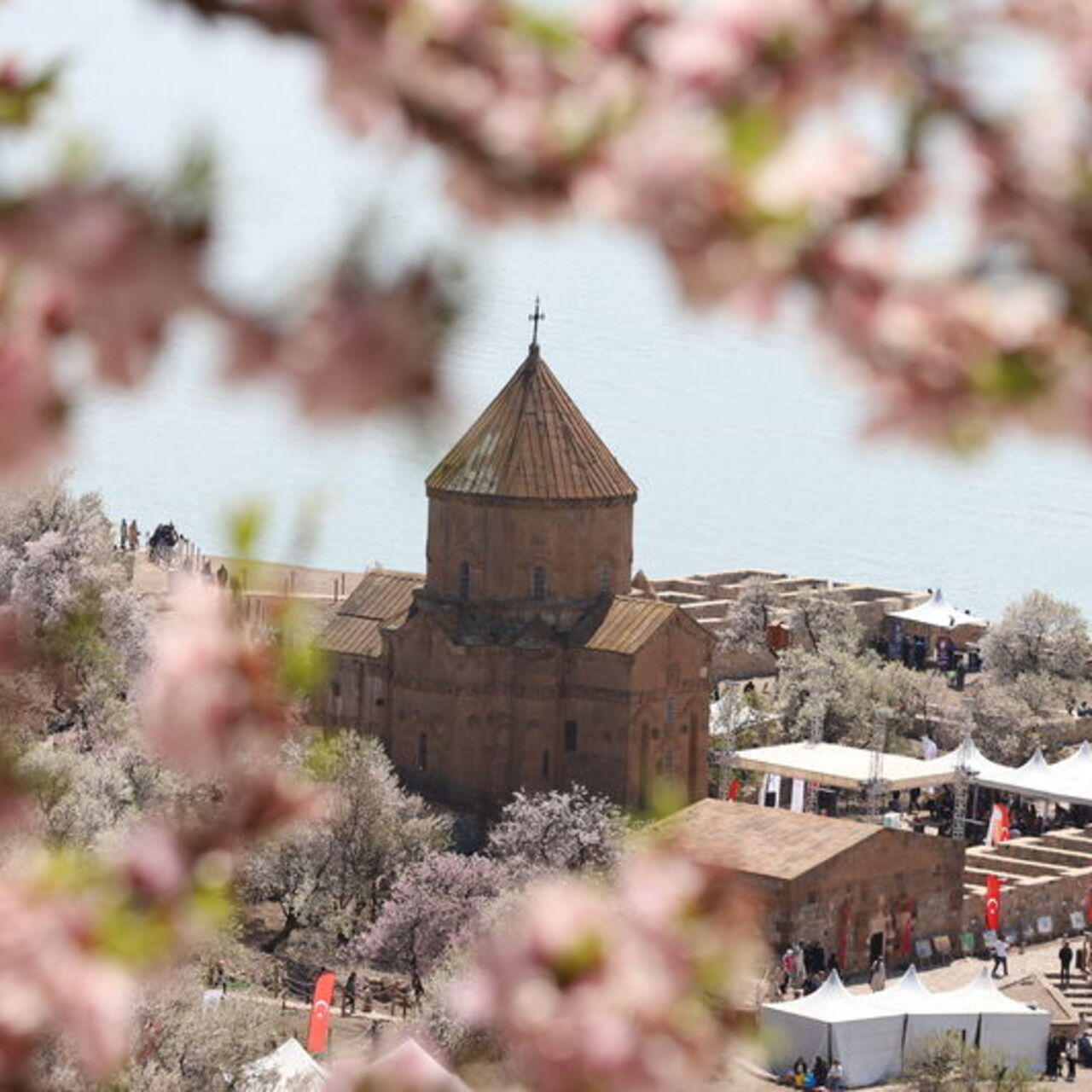 Akdamar Adası'nda Badem Çiçeği Festivali
