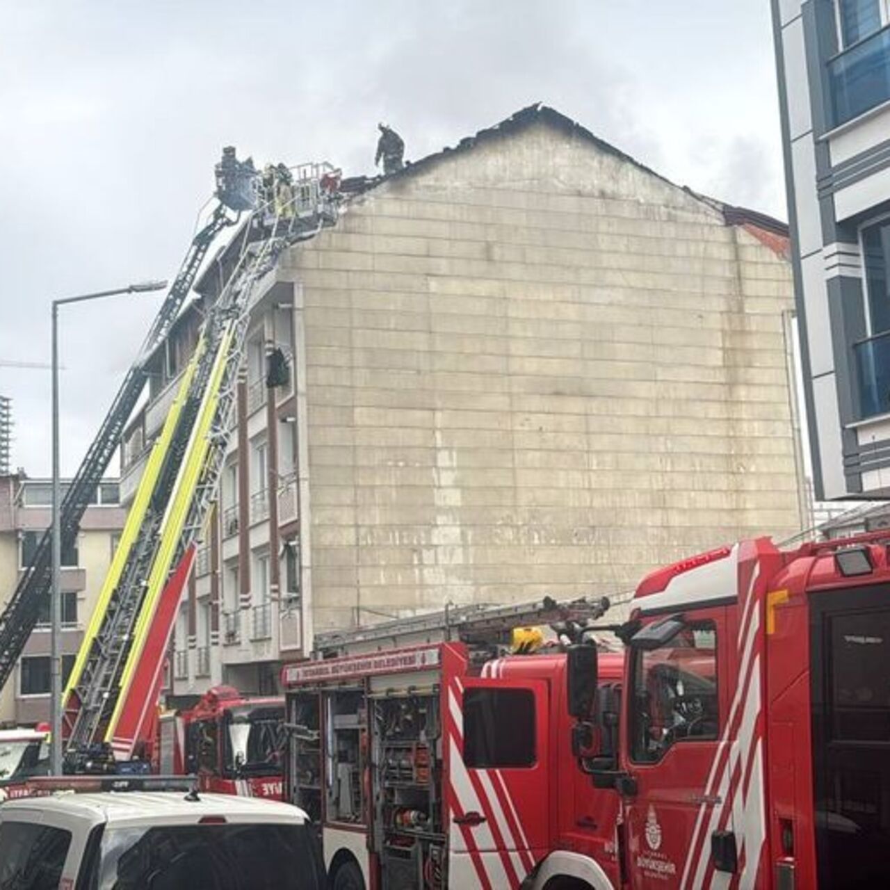 Esenyurt'ta iki binanın çatısı alev aldı