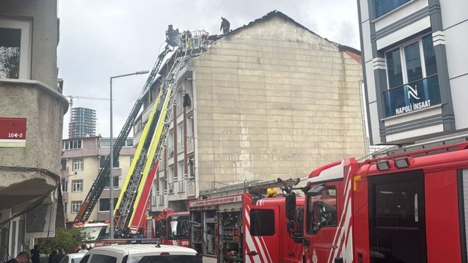 Esenyurt'ta iki binanın çatısı alev aldı