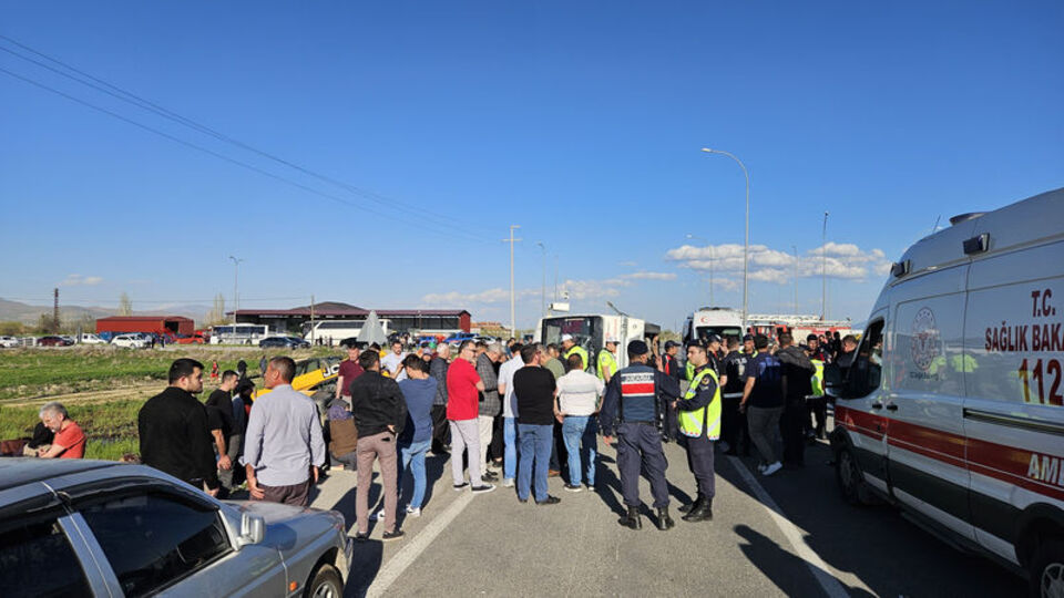 İşçi servisi ile otomobil çarpıştı: 12 yaralı