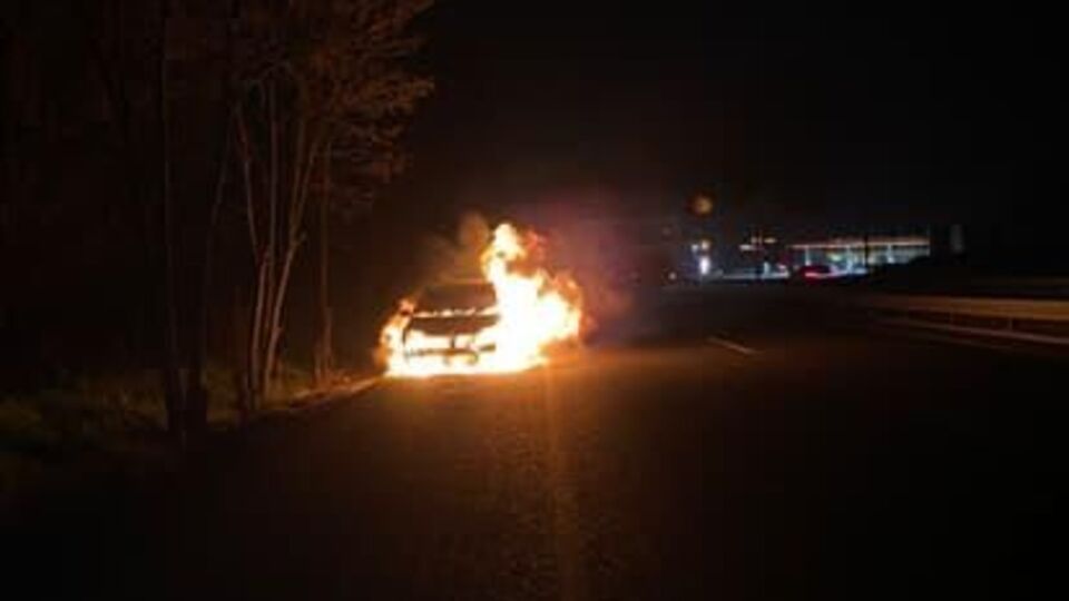 Seyir halindeyken otomobil alev aldı