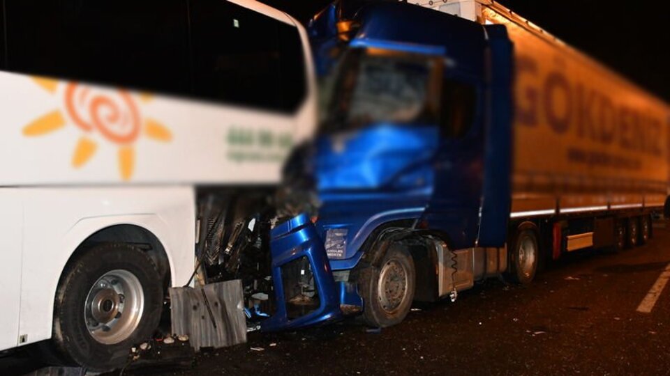 TIR tur otobüsüne çarptı: 13 yaralı