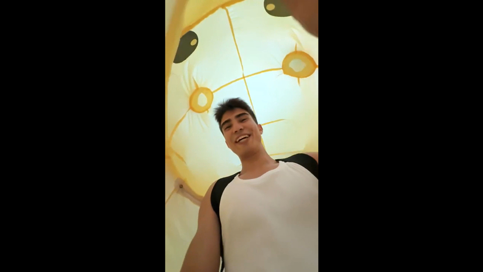 Kostümle nasıl koştuğunu gösterdi