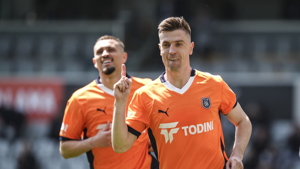 Başakşehir ilk yarıda fişi çekti!