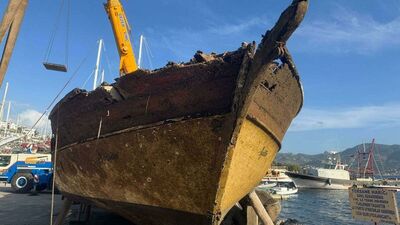 Batık tekne vinçle çıkarıldı