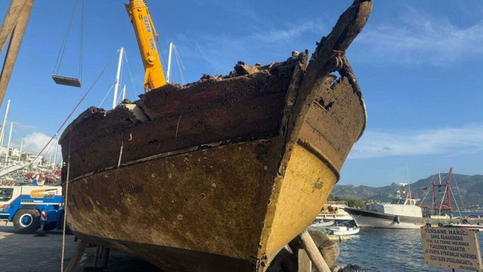 Batık tekne vinçle çıkarıldı