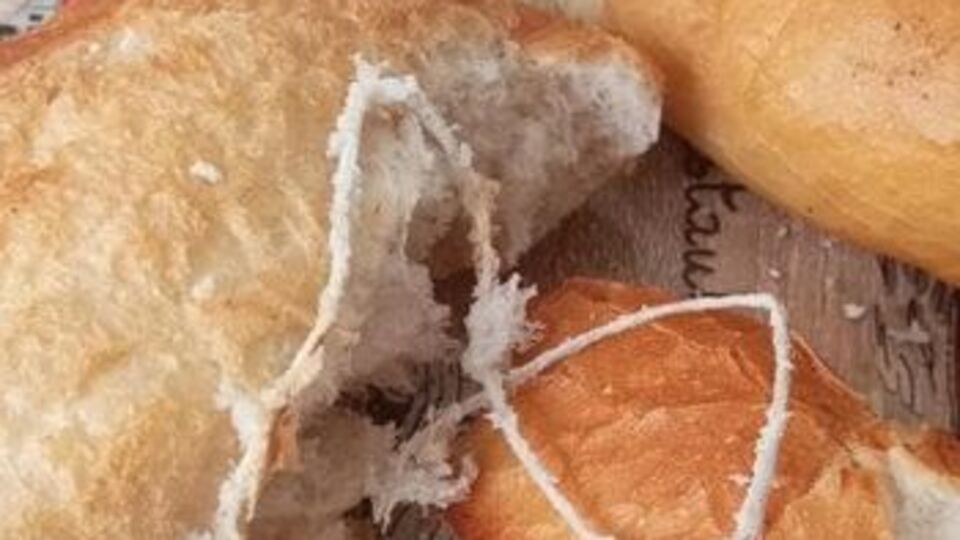 Ekmeğin içinden iplik çıktı