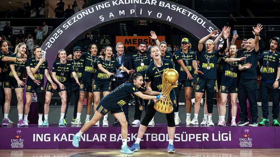 Fenerbahçe Opet kupasını aldı!