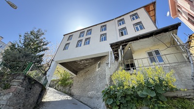 Dışarıdan gelenler şaşkınlığını gizleyemiyor! Artvin'de altı cami üstü yol