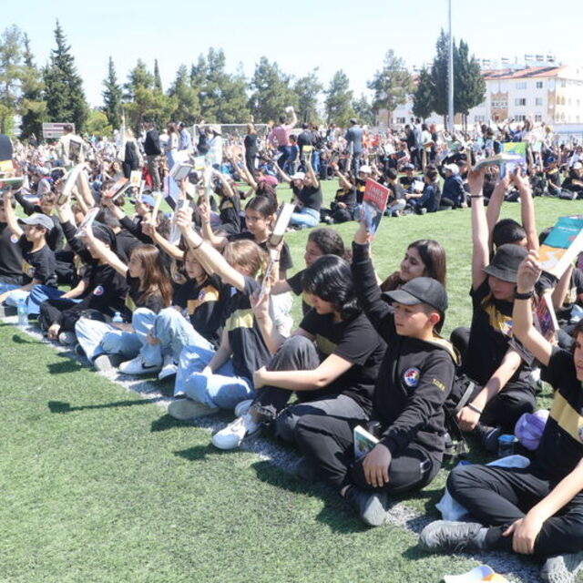 12 bin öğrenci aynı anda kitap okudu