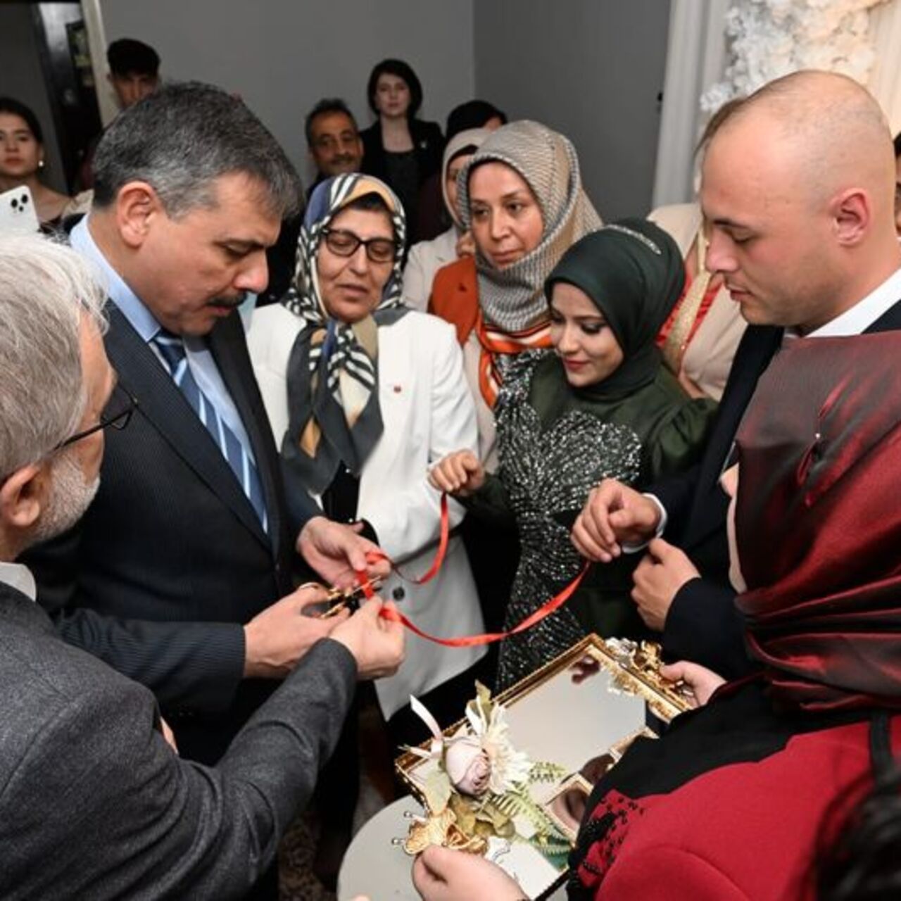 Vali Çiftçi, nişanda "babalık" yaptı