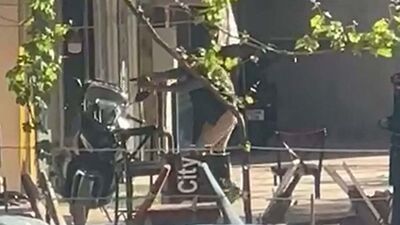 Kendisini tabancayla vuran şüpheliyi peşine düşüp yakaladı