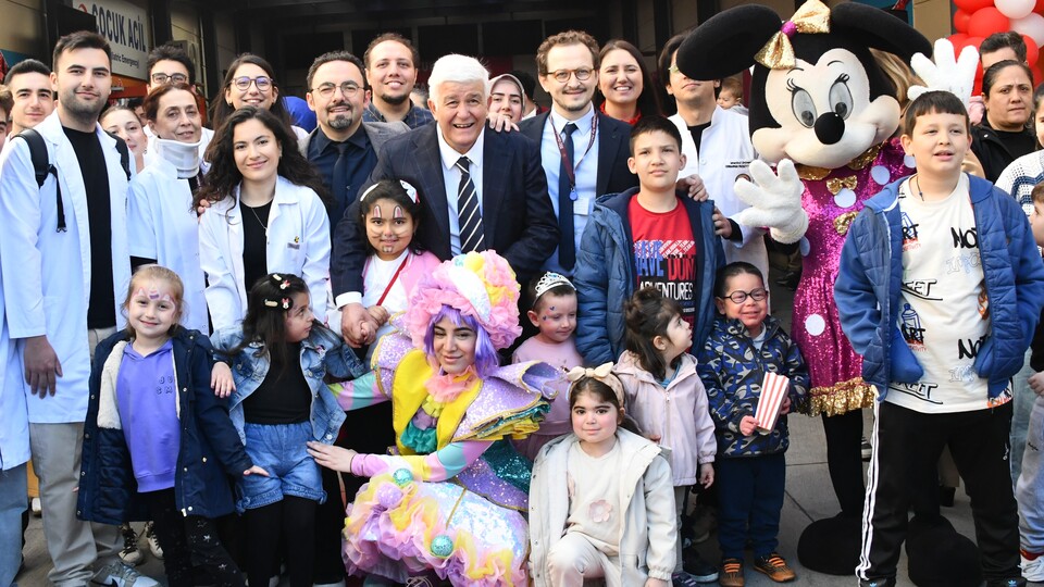 "Bir tebessümleri dünyaya bedel"