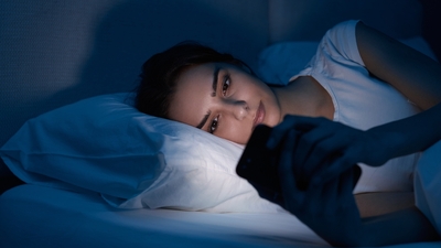 Uyumadan önce telefonla vakit geçirenlerin bilmesi gerekenler!