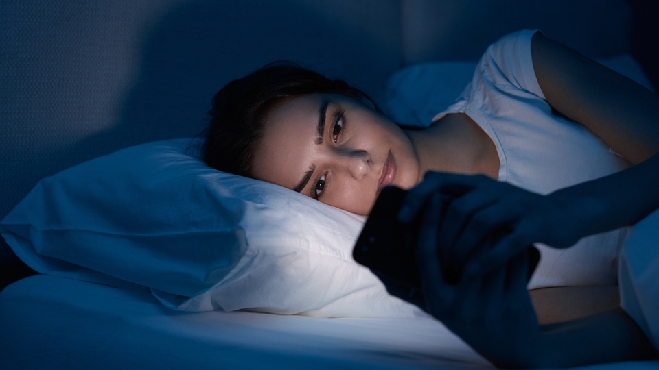 Uyumadan önce telefonla vakit geçirenlerin bilmesi gerekenler!