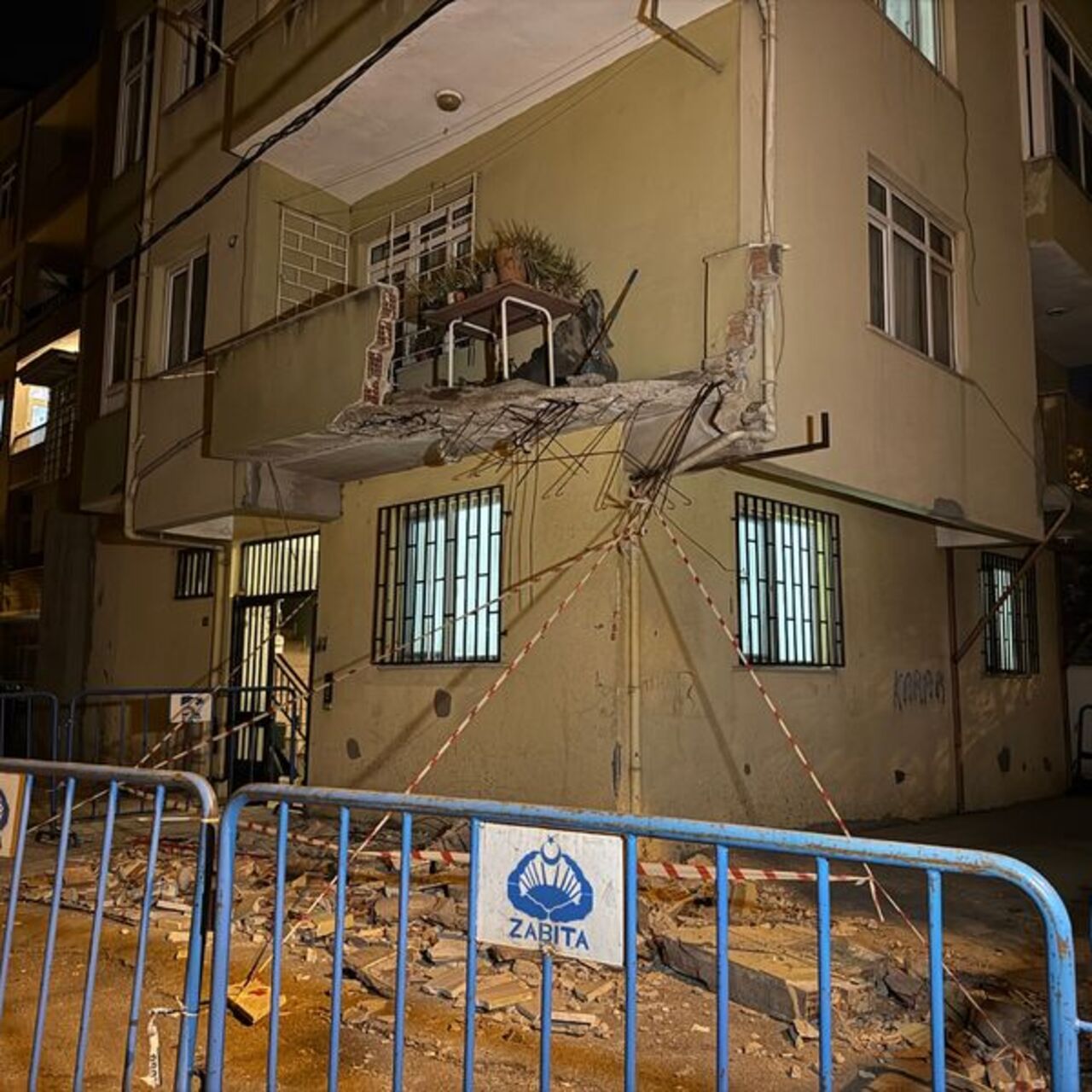 Pendik'te bir dairenin balkonu çöktü