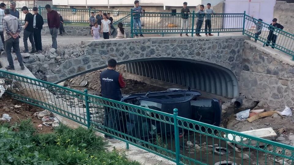 Kavgadan kaçarken köprüden uçtu!