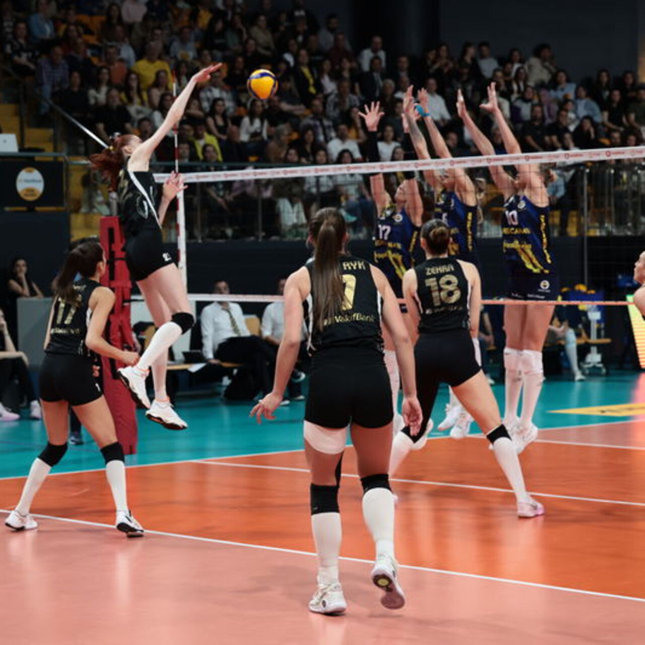 VakıfBank şampiyonluğa bir adım uzakta!