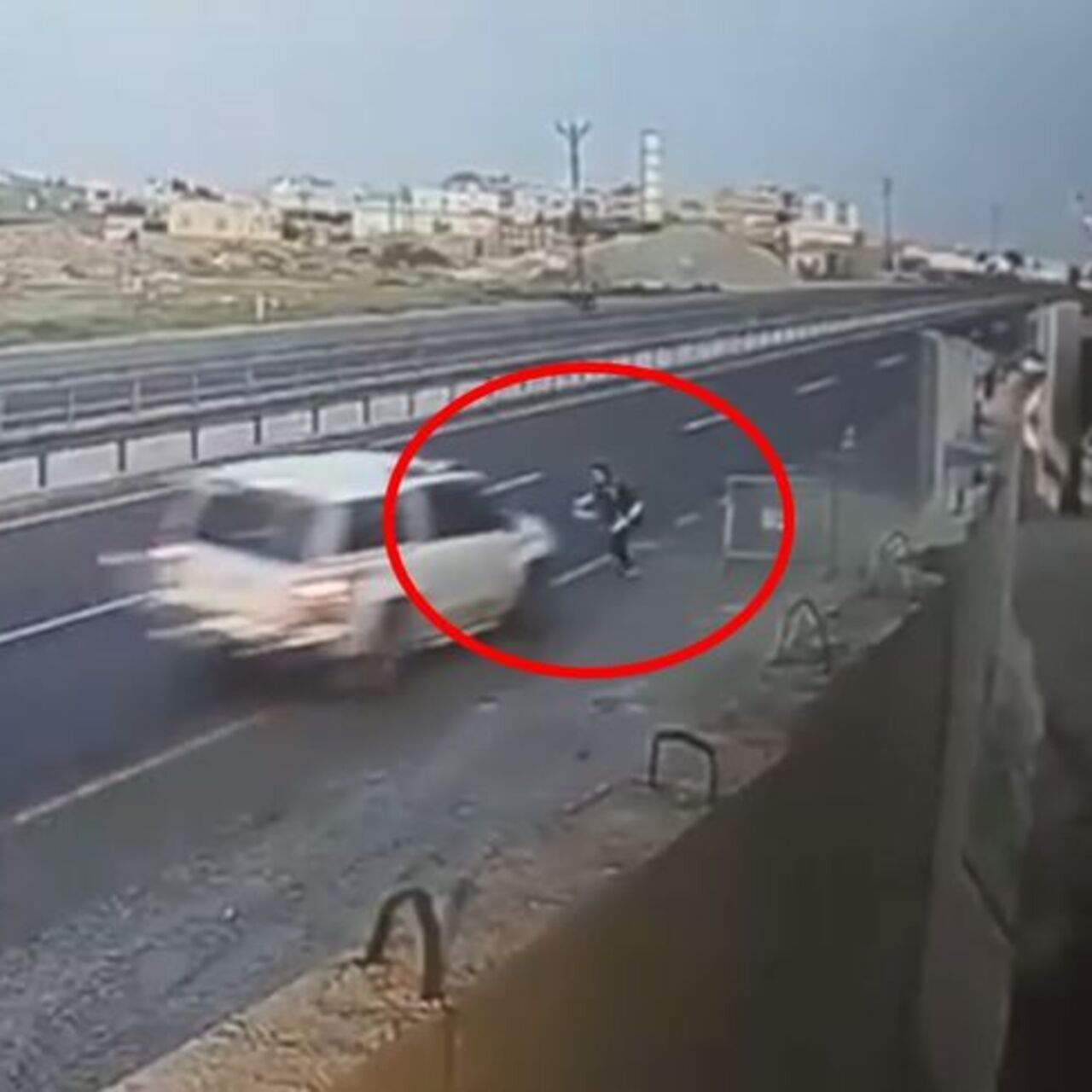 Yol kapan atan polise çarptı!
