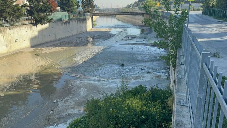 Küçükçekmece'de derede "atık su" kokusu