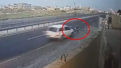 Yola kapan atan polise çarptı!