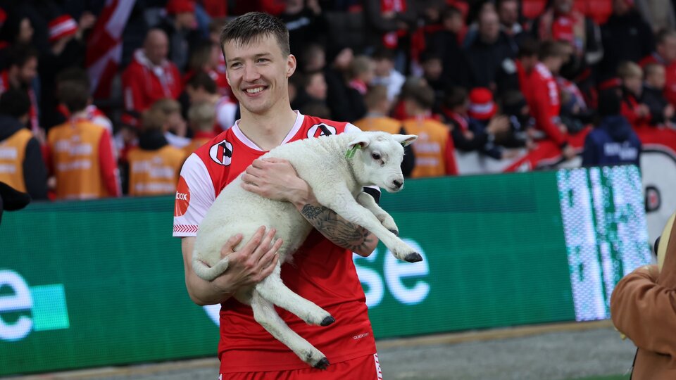 Maçın oyuncusuna kuzu hediye ettiler!