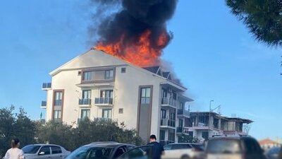 4 katlı apartmanın çatısında yangın