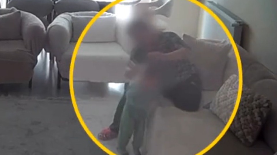 Bakıcı dehşeti kamerada!