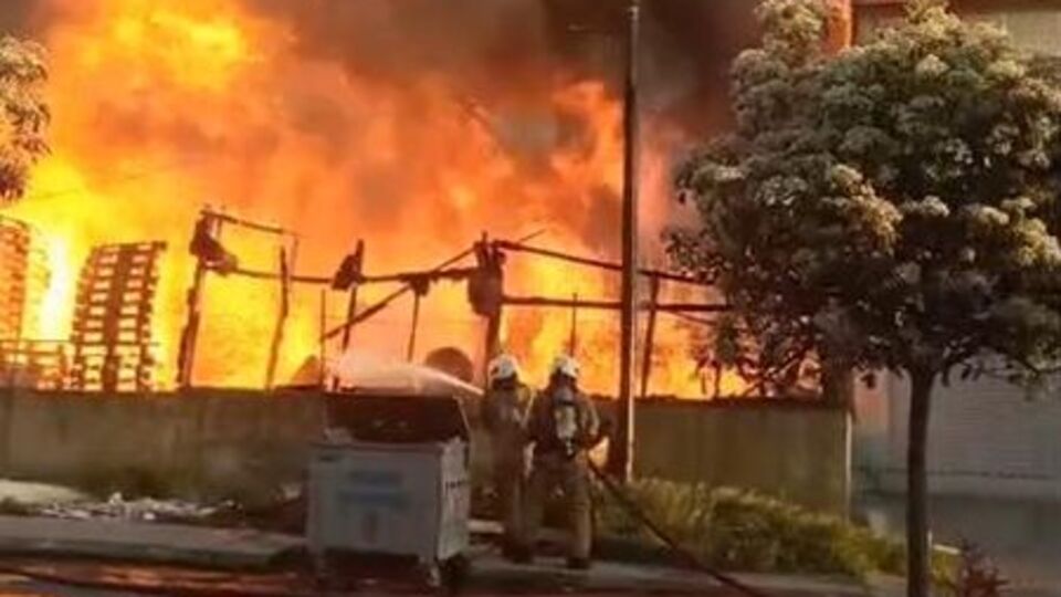 Pendik'te fabrika yangını!
