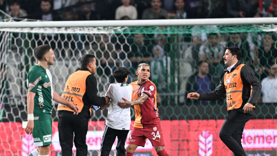 Konya'da sahaya taraftar girdi!